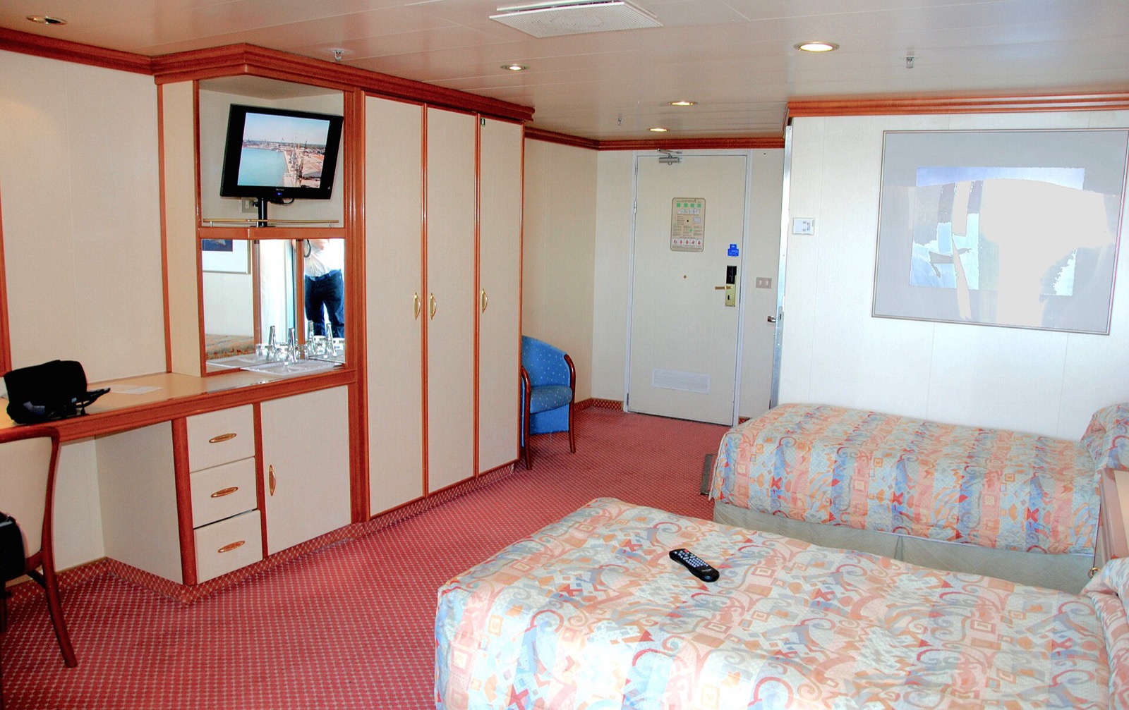 Accessible cruise ship cabin with wider layout and mobility space